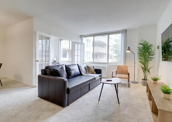 Awesome 1 Bedroom Apt + Den At Crystal City With Gym