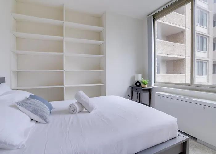 Awesome 1 Bedroom Apt + Den At Crystal City With Gym