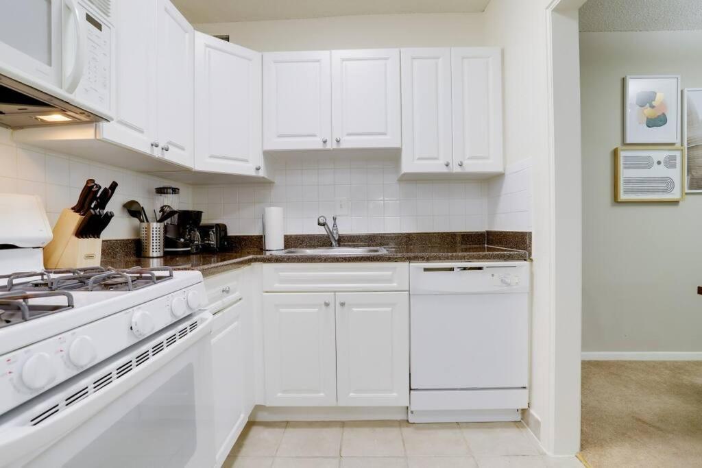 Awesome 1 Bedroom + Den At Crystal With Gym * Arlington