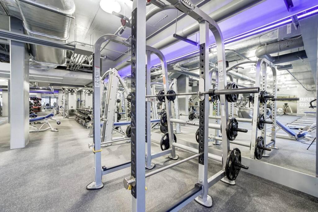 Awesome 1 Bedroom + Den At Crystal With Gym Apartment *
