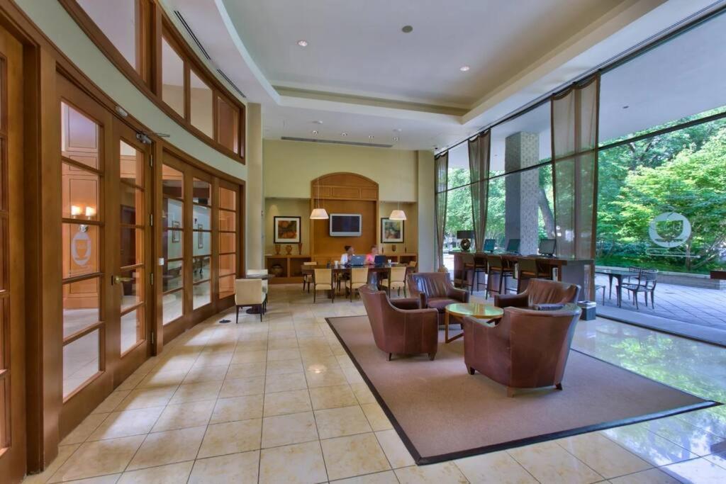 Awesome 1 Bedroom + Den At Crystal With Gym Arlington