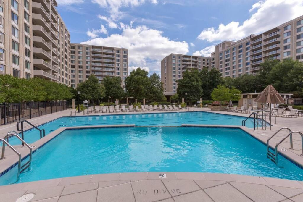 Apartment Awesome 1 Bedroom + Den At Crystal With Gym Arlington