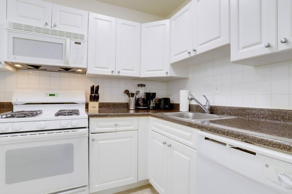 Awesome 1 Bedroom + Den At Crystal With Gym Apartment