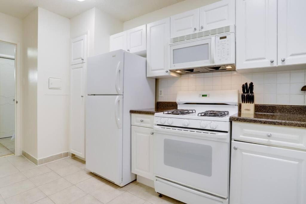 Awesome 1 Bedroom + Den At Crystal With Gym