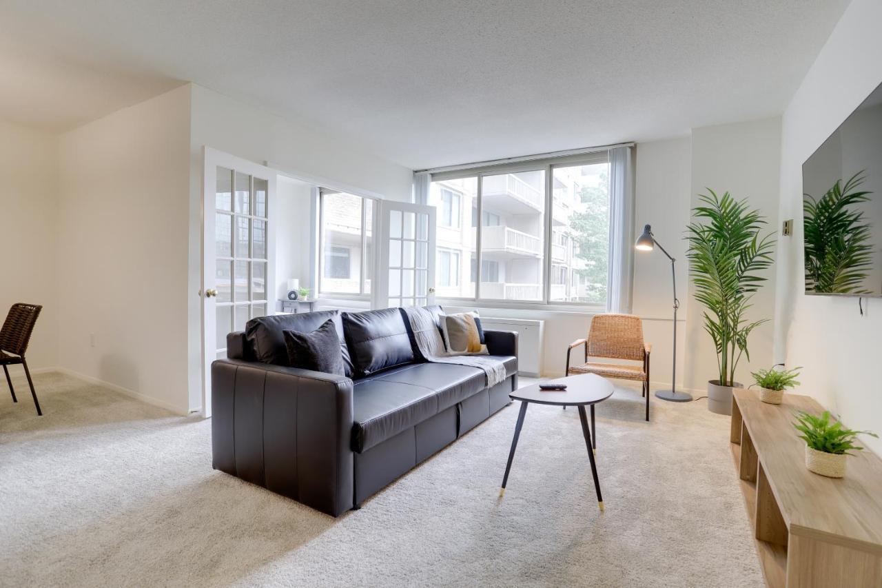Awesome 1 Bedroom + Den At Crystal With Gym Apartment Arlington