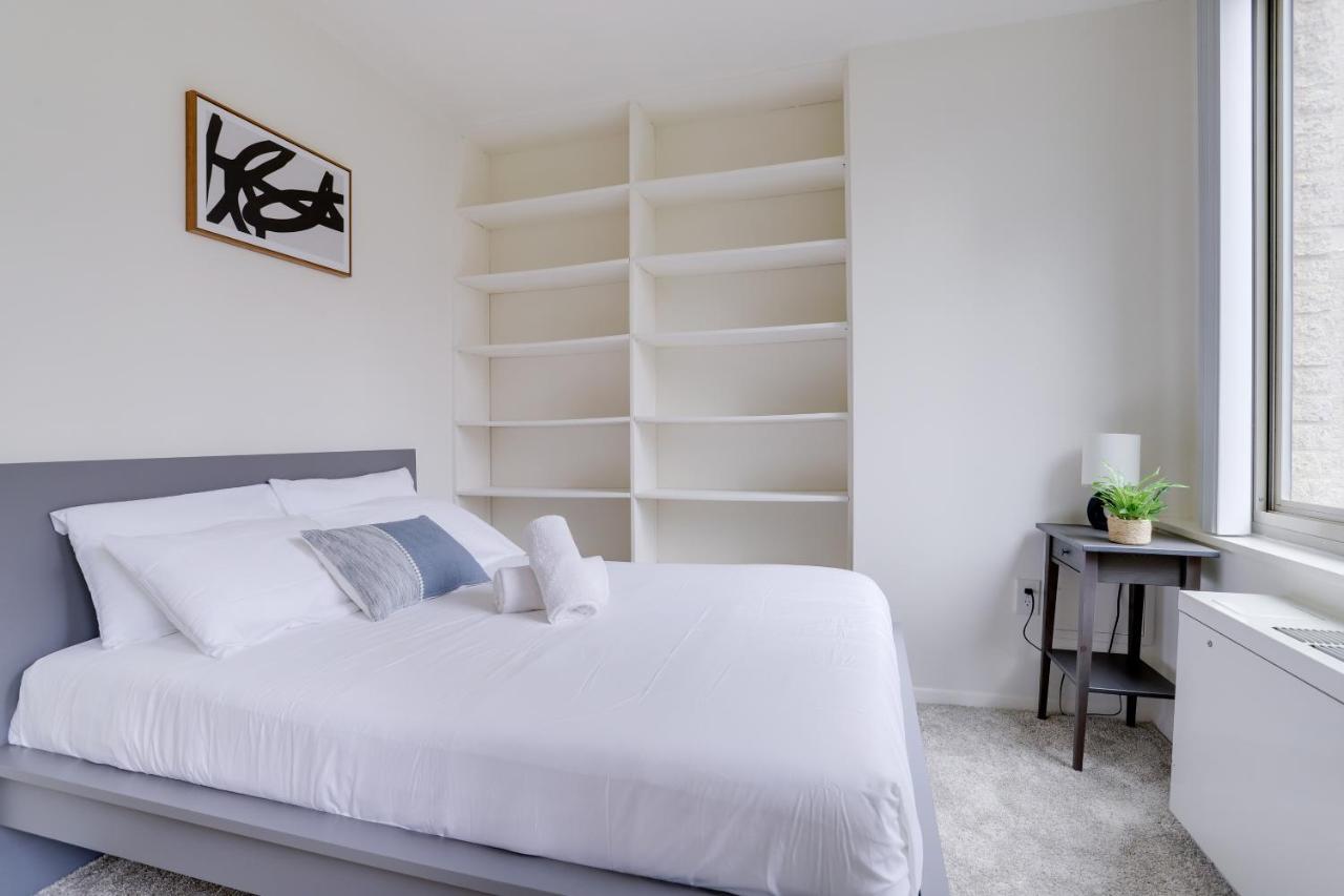Awesome 1 Bedroom + Den At Crystal With Gym * Arlington