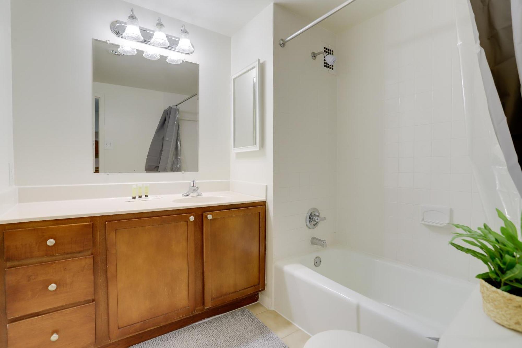 Awesome 1 Bedroom + Den At Crystal With Gym Apartment