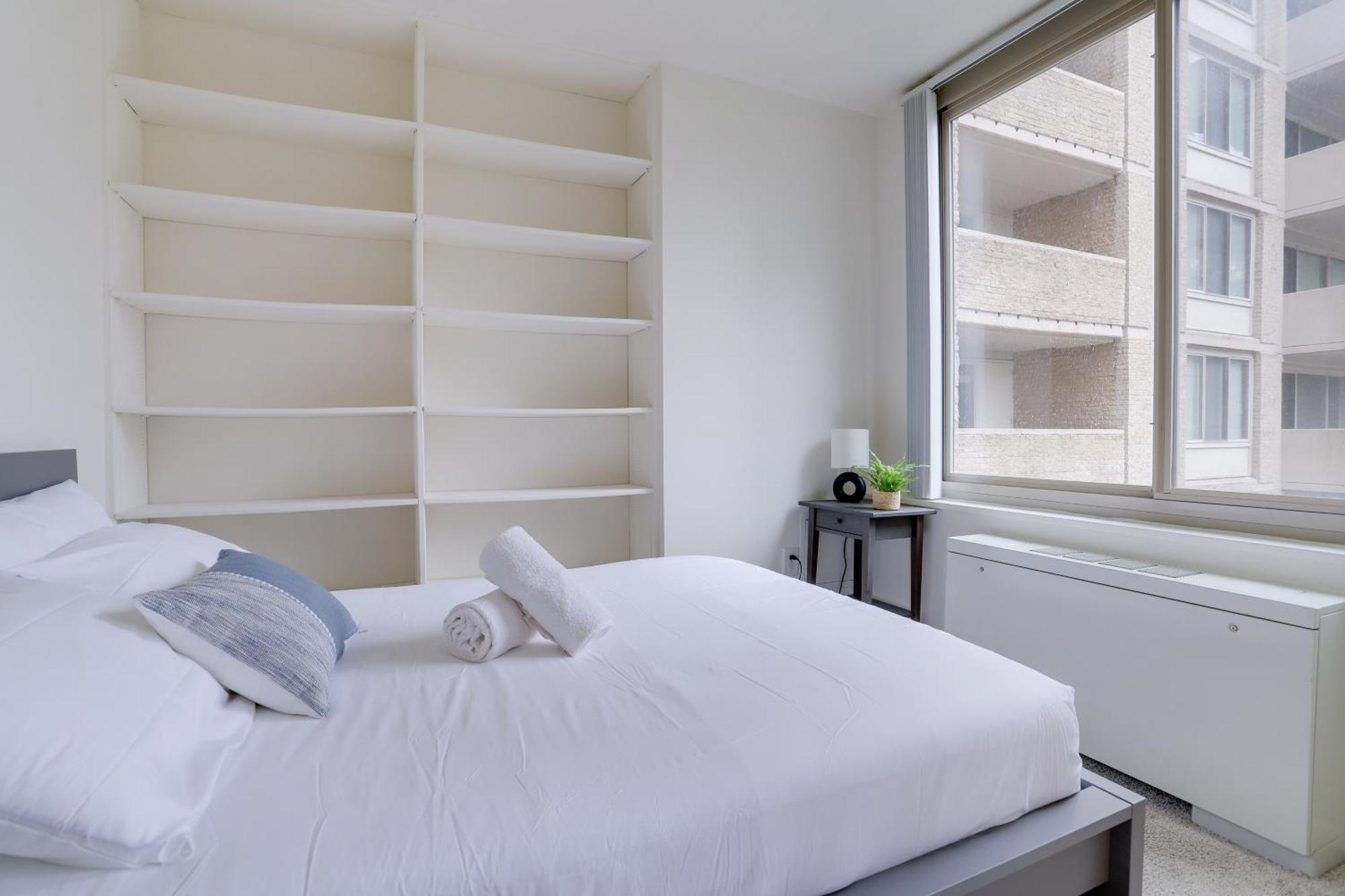 Awesome 1 Bedroom + Den At Crystal With Gym Apartment