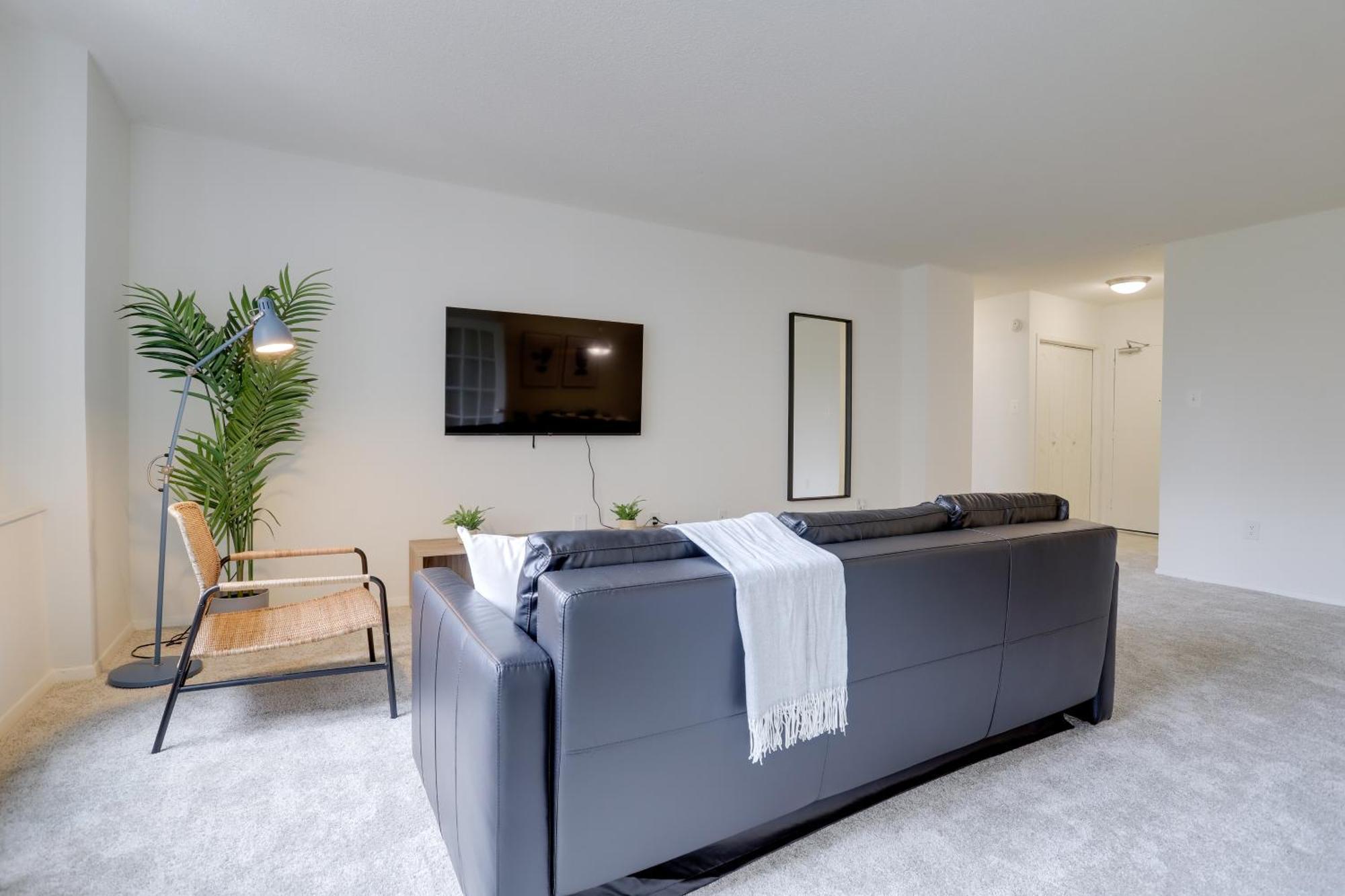 Awesome 1 Bedroom + Den At Crystal With Gym * Arlington
