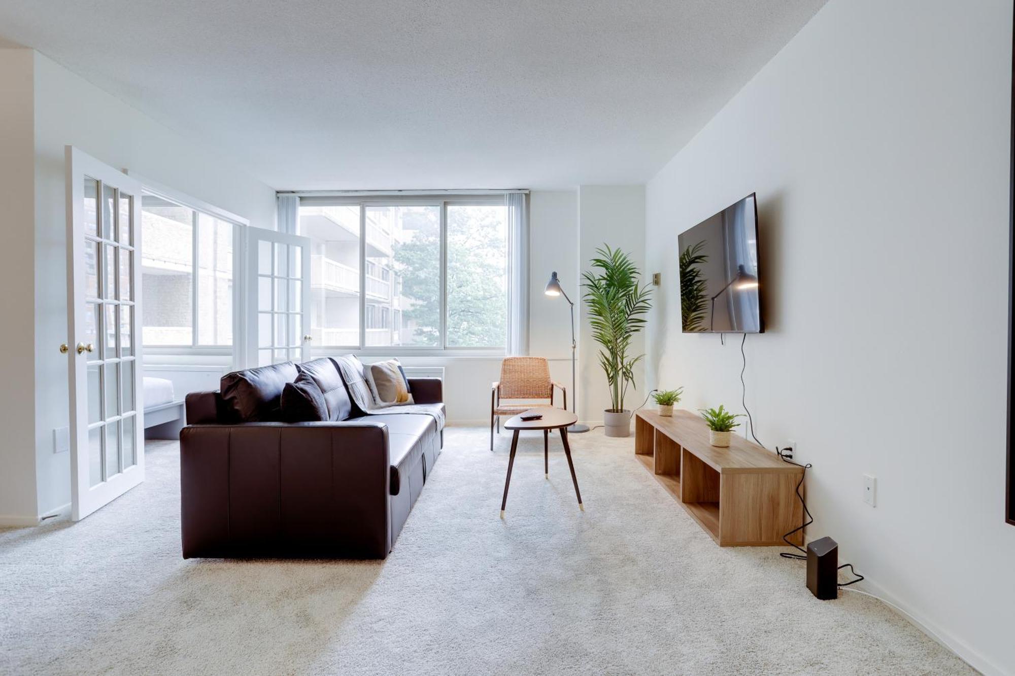Awesome 1 Bedroom + Den At Crystal With Gym Apartment Arlington