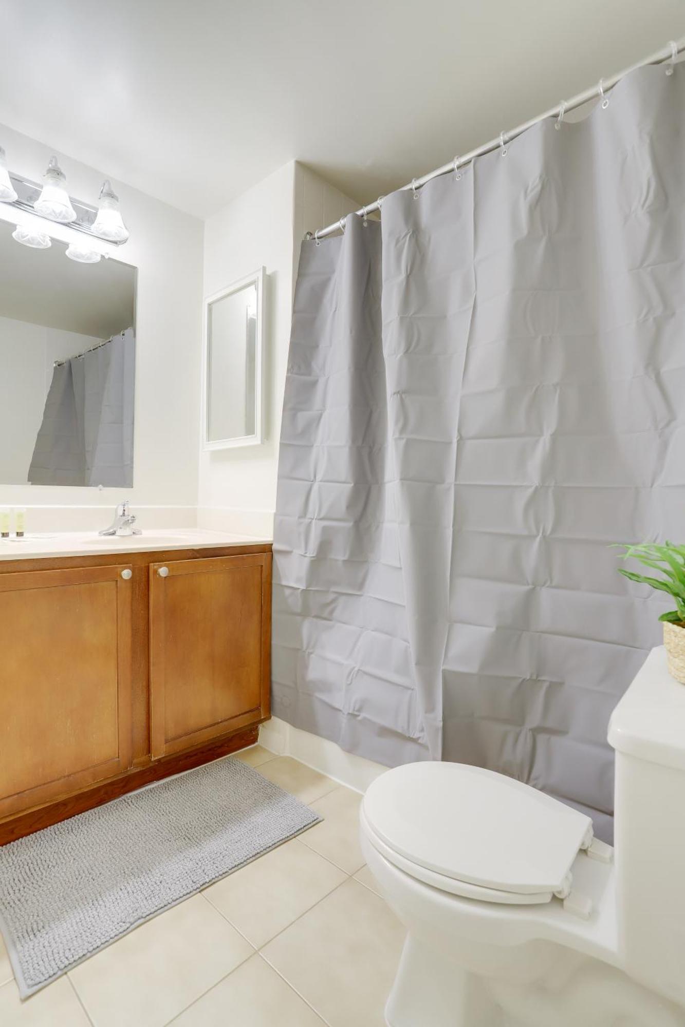 Awesome 1 Bedroom + Den At Crystal With Gym Apartment *