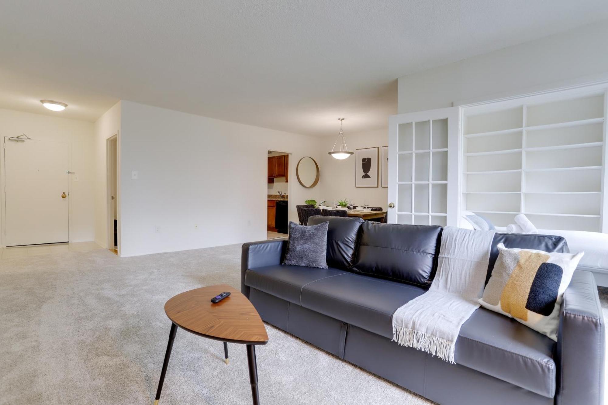 Awesome 1 Bedroom + Den At Crystal With Gym Apartment *
